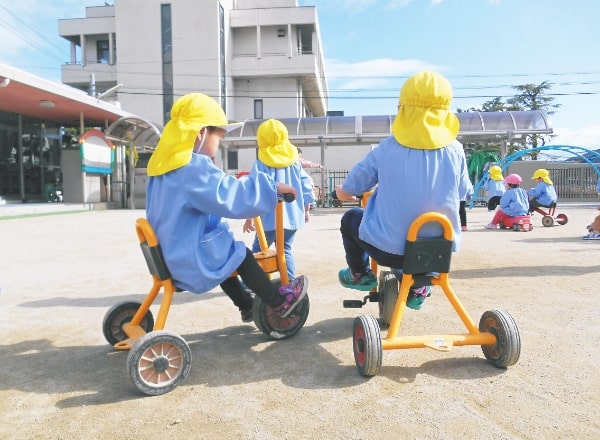 三輪車で遊ぶ園児